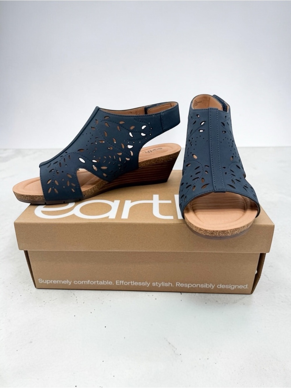 Earth Halin Laser Cut Wedge Sandals Hook and Loop Comfort Dark Blue 10 Wide NEW